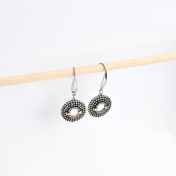 Brincos em aço bicolor com zircônias