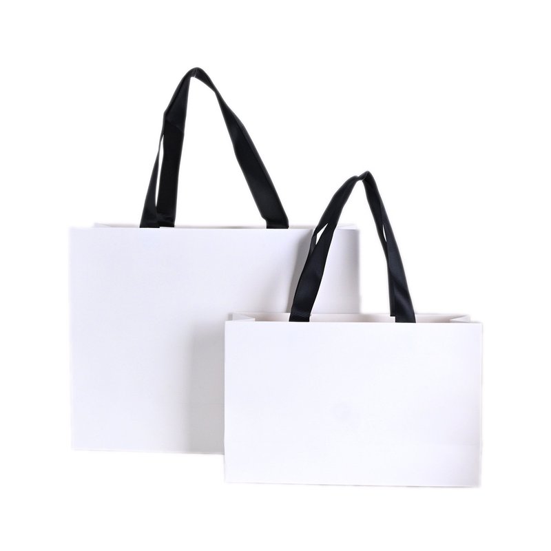 Sacos de papel básicos com alça preta