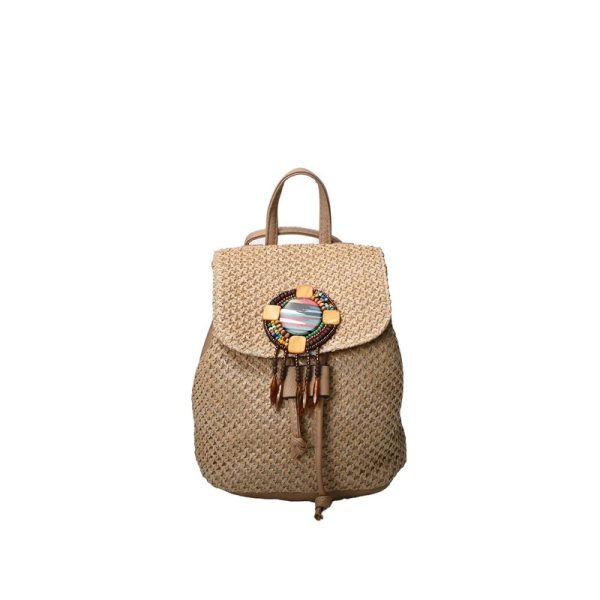 Mochila em ráfia com pendente de missangas multicolor