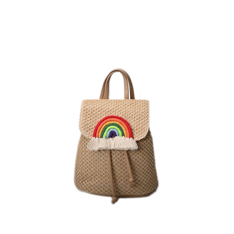 Mochila em ráfia efeito rebuçado com detalhe arco-íris