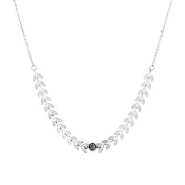 Colar Delicate com folhas romanas