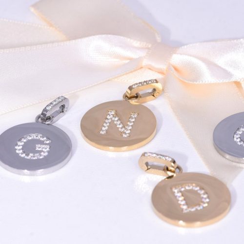 Charm Pendent inicial e zircônias