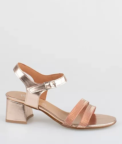 Conforto e Elegância com Sandália Clássica