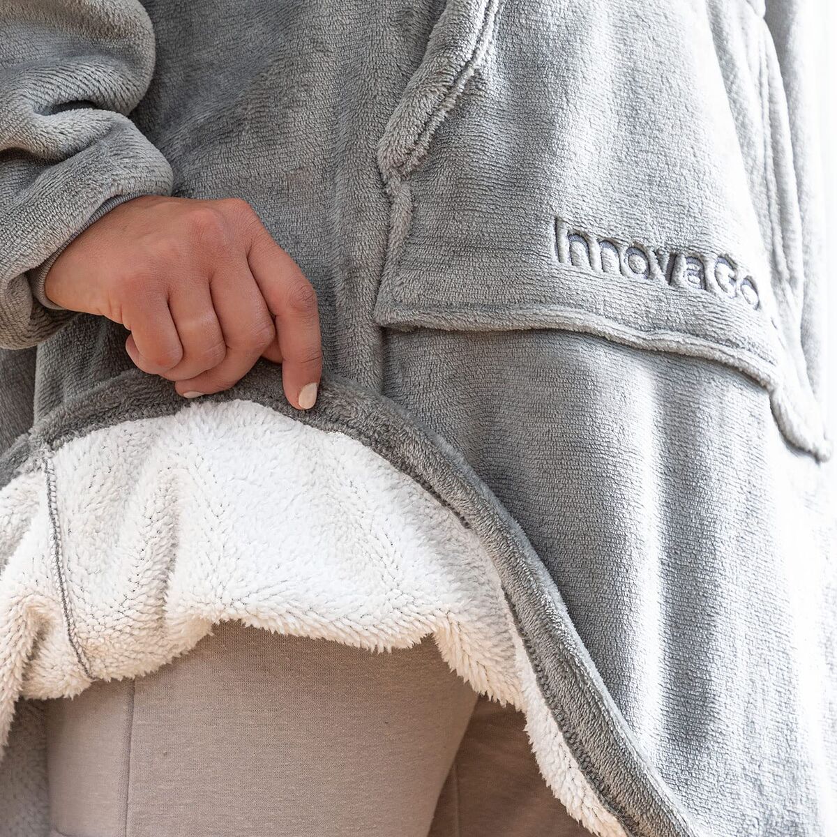 Cobertor com Mangas e Capuz Oversized com Forro Polar InnovaGoods Swug (Recondicionado B)